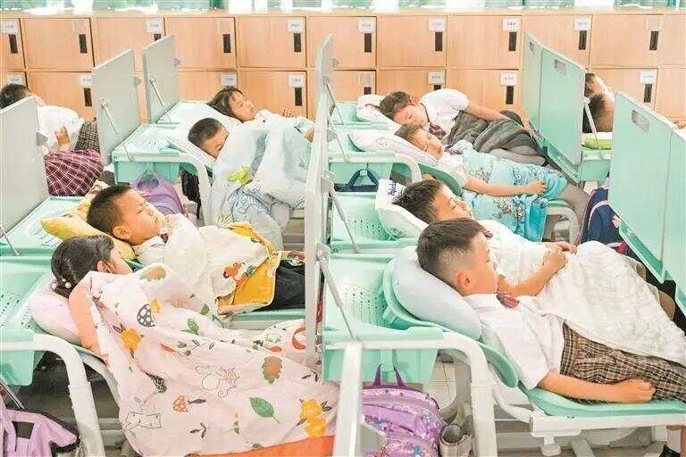 椅出新国标前广深两地已解锁“躺平午休”pg电子试玩网站免费中小学生午休课桌(图1) 椅出新国标前广深两地已解锁“躺平午休”pg电子试玩网站免费中小学生午休课桌(图1)