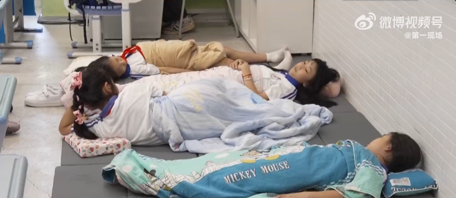 椅出新国标前广深两地已解锁“躺平午休”pg电子试玩网站免费中小学生午休课桌(图2) 椅出新国标前广深两地已解锁“躺平午休”pg电子试玩网站免费中小学生午休课桌(图2)