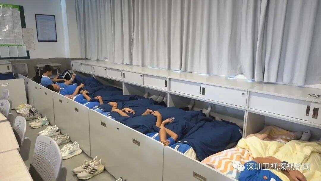 椅出新国标前广深两地已解锁“躺平午休”pg电子试玩网站免费中小学生午休课桌(图4) 椅出新国标前广深两地已解锁“躺平午休”pg电子试玩网站免费中小学生午休课桌(图4)