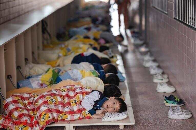 椅出新国标前广深两地已解锁“躺平午休”pg电子试玩网站免费中小学生午休课桌(图6) 椅出新国标前广深两地已解锁“躺平午休”pg电子试玩网站免费中小学生午休课桌(图6)