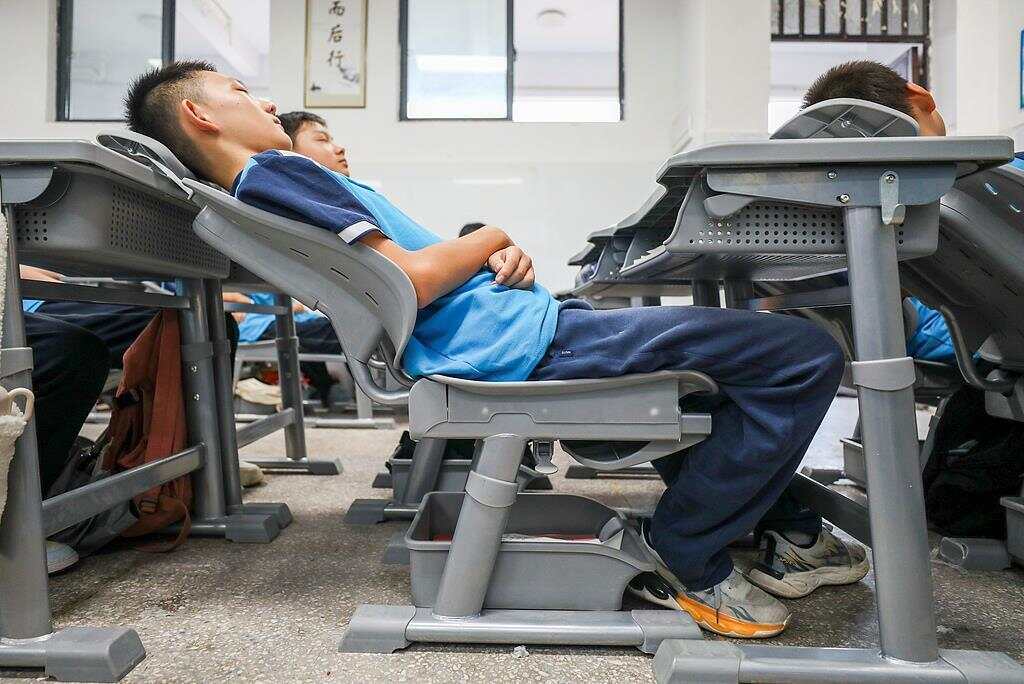 椅出新国标前广深两地已解锁“躺平午休”pg电子试玩网站免费中小学生午休课桌(图5) 椅出新国标前广深两地已解锁“躺平午休”pg电子试玩网站免费中小学生午休课桌(图5)